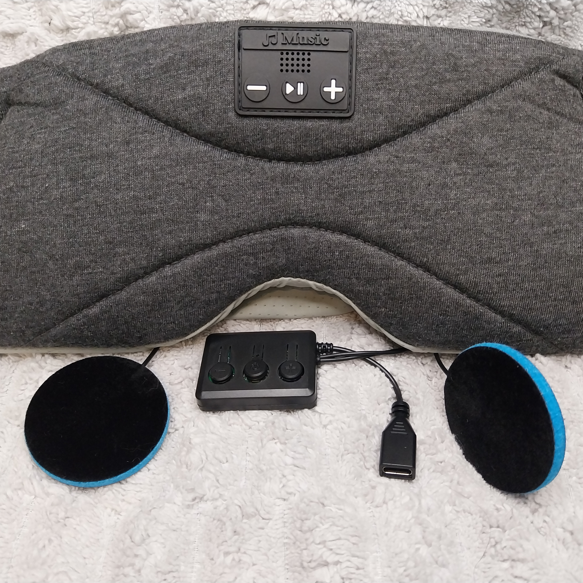 Dreamli søvnmaske med innebygde høyttalere og kontrollboks – viser hvordan lyden er integrert i masken for komfortabel bruk.