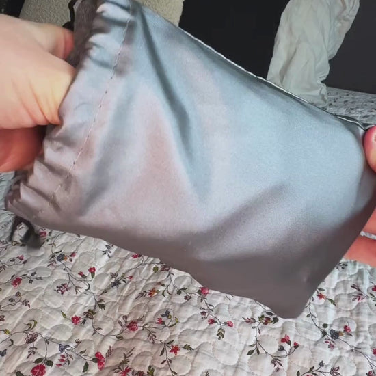 Dreamli søvnmaske i bruk i rolige omgivelser – myk og behagelig øyemaske med Bluetooth og hvit støy, designet for avslapning og ro før søvn hjemme eller på reise.