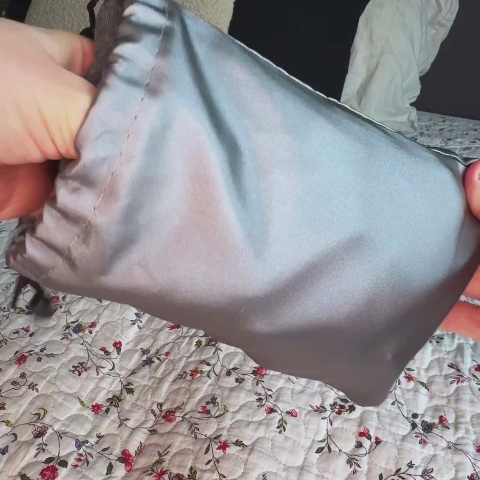 Dreamli søvnmaske i bruk i rolige omgivelser – myk og behagelig øyemaske med Bluetooth og hvit støy, designet for avslapning og ro før søvn hjemme eller på reise.