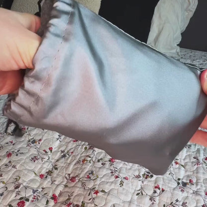 Dreamli søvnmaske i bruk i rolige omgivelser – myk og behagelig øyemaske med Bluetooth og hvit støy, designet for avslapning og ro før søvn hjemme eller på reise.