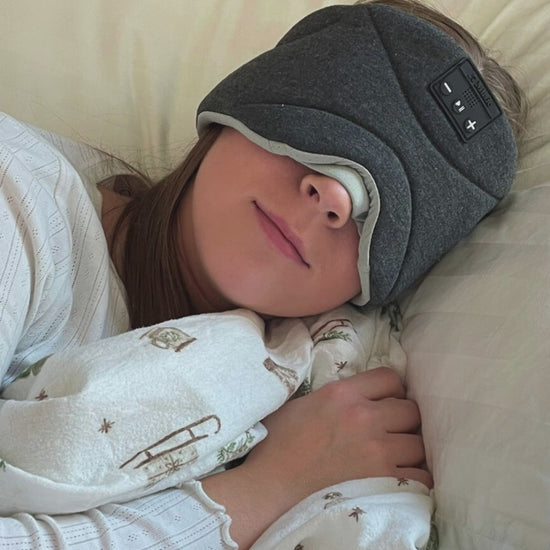 Videoannonse for Dreamli Bluetooth søvnmaske. Viser en kvinne som sliter med søvn, etterfulgt av en produktvisning av masken med trådløs lyd og lysblokkering, presentert som en julegave. Avsluttes med et bilde av masken som er kompakt sammenrullet for reise og en klar oppfordring til handling: "Din drøm er bare et klikk unna! Dreamli.no".