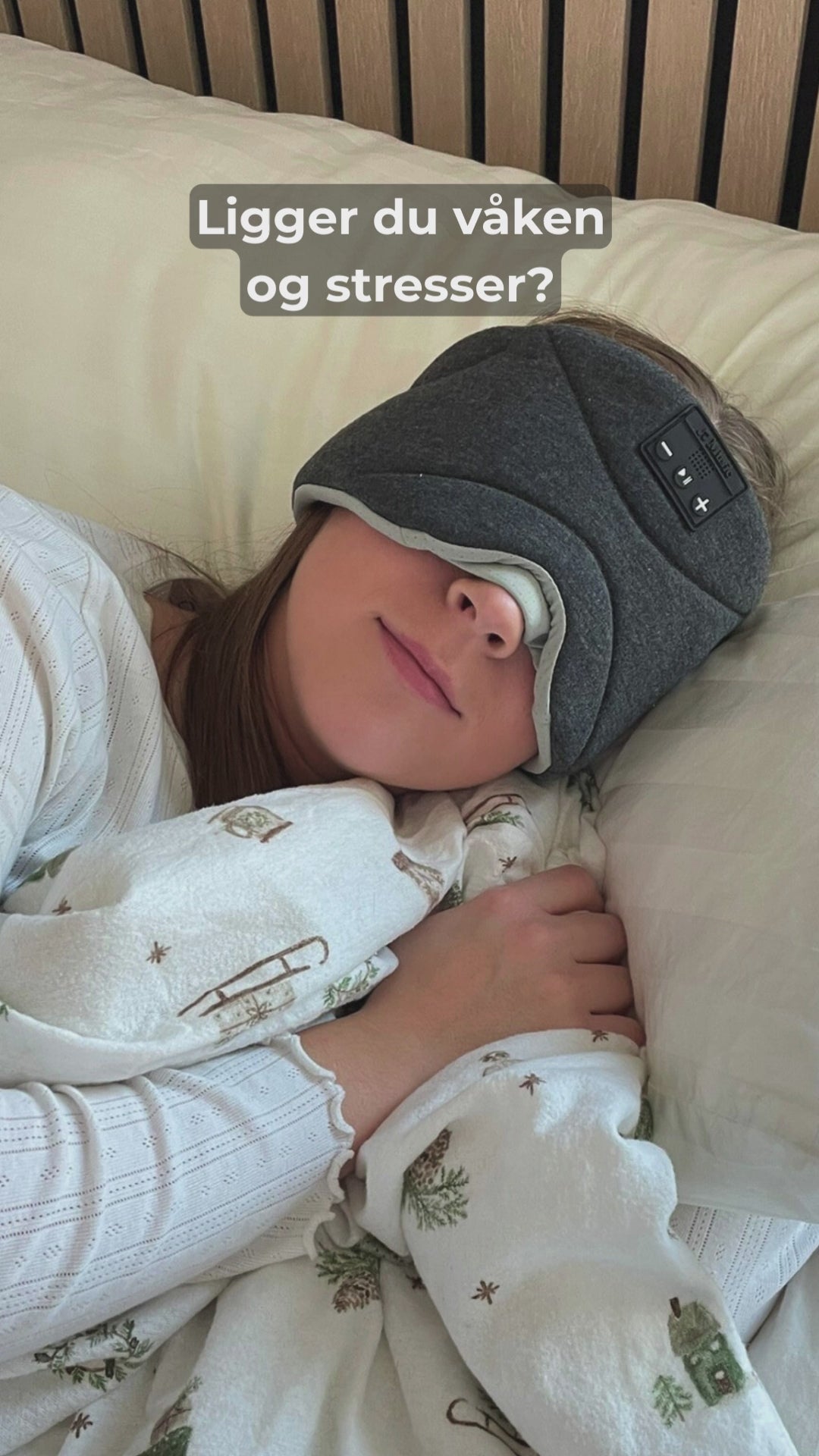 Videoannonse for Dreamli Bluetooth søvnmaske. Viser en kvinne som sliter med søvn, etterfulgt av en produktvisning av masken med trådløs lyd og lysblokkering, presentert som en julegave. Avsluttes med et bilde av masken som er kompakt sammenrullet for reise og en klar oppfordring til handling: "Din drøm er bare et klikk unna! Dreamli.no".